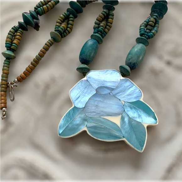 Vintage Blue Mother of Pearl Floral Pendant Necklace - Picture 3 of 10